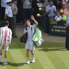 El tenista britnico Andy Murray (c) agradece los aplausos del pblico tras caer derrotado ante el blgaro Grigor Dimitrov.