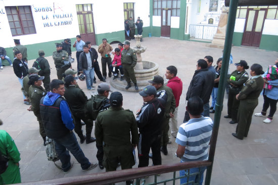 MOVILIZADOS. Los policas en Sucre se encuentran replegados en el Comando policial.