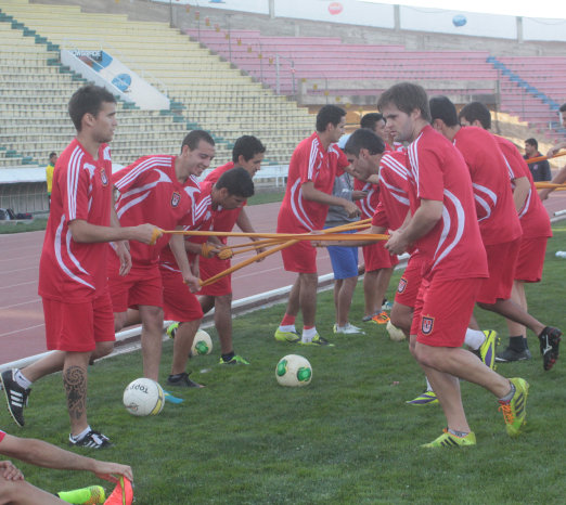 Los jugadores de Universitario hacen ejercicios previos a la prctica de ftbol.