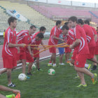 Los jugadores de Universitario hacen ejercicios previos a la prctica de ftbol.