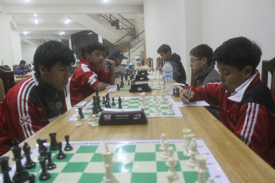 Los ajedrecistas durante la primera ronda inaugural.