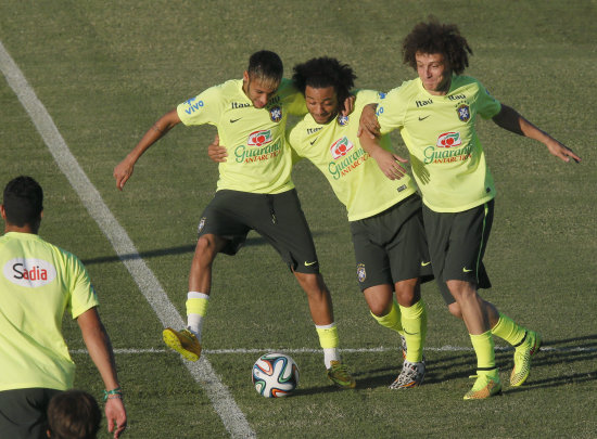 Neymar y sus compaeros de la seleccin de Brasil, durante uno de sus ltimos entrenamientos; abajo la sesin de preparacin de Colombia.