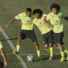 Neymar y sus compaeros de la seleccin de Brasil, durante uno de sus ltimos entrenamientos; abajo la sesin de preparacin de Colombia.