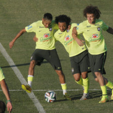 Neymar y sus compaeros de la seleccin de Brasil, durante uno de sus ltimos entrenamientos; abajo la sesin de preparacin de Colombia.