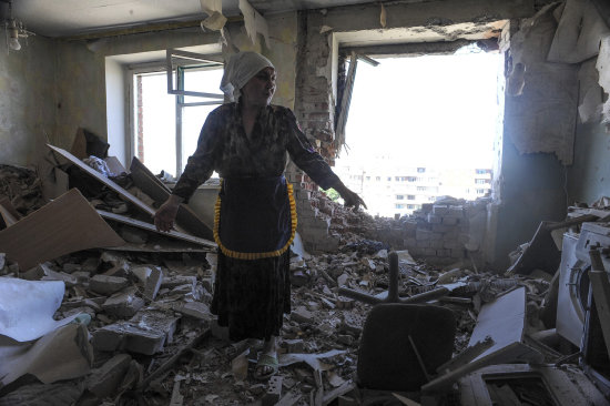 GUERRA. Una mujer observa los daos en su vivienda en la regin rebelde de Slaviansk.