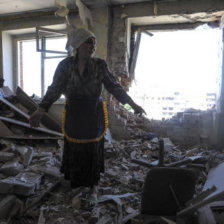 GUERRA. Una mujer observa los daos en su vivienda en la regin rebelde de Slaviansk.