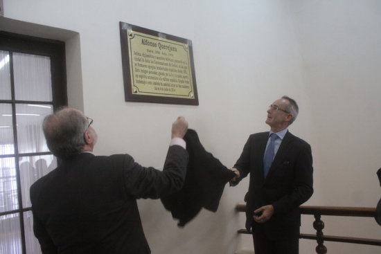 ACTO. La entrega de la placa en homenaje a Alfonso Querejazu A., realizada ayer.