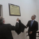 ACTO. La entrega de la placa en homenaje a Alfonso Querejazu A., realizada ayer.