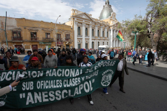 EN LA PAZ. Los policas de bajo rango protestan por la negativa del Gobierno a fusionar su bono de seguridad de Bs 400 a su haber bsico,