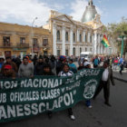 EN LA PAZ. Los policas de bajo rango protestan por la negativa del Gobierno a fusionar su bono de seguridad de Bs 400 a su haber bsico,