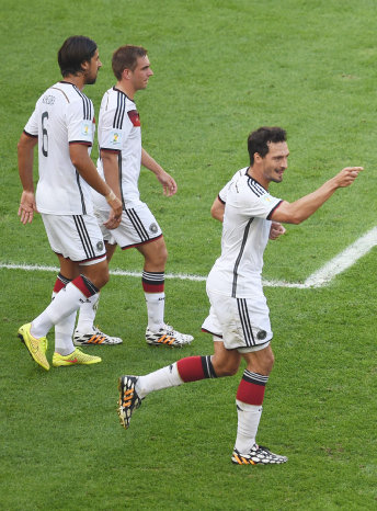 Matt Hummels celebra el gol que le dio la clasificacin a Alemania; abajo, la desazn de los jugadores franceses, tras quedar elimiandos de la Copa.