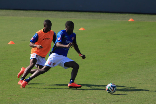 El jugador costarricense Joel Campbell (d) en el entrenamiento de ayer. Abajo, Robin van Persie, delantero de Holanda, lucha por el dominio del baln en el encuentro con Mxico.