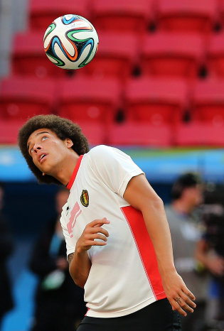 Axel Witsel (i), del seleccionado belga, y Lionel Messi, de Argentina, participan de un entrenamiento con miras al choque de cuartos de final de hoy.