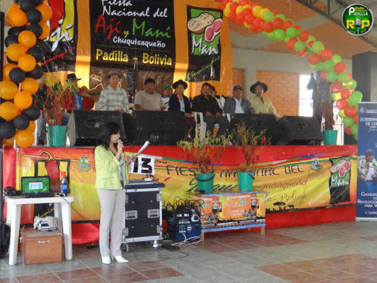 FERIA. El acto inaugural con la presencia de autoridades e invitados especiales. Abajo, una expositora en el campo ferial de Padilla.