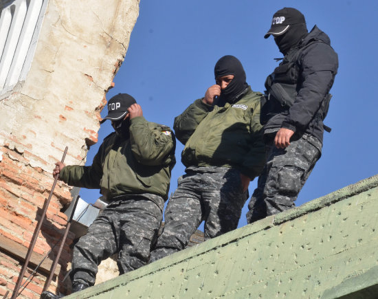 PROTESTA. Los policas de baja draduacin suspendieron sus medidas de presin y las huelgas de hambre hasta el lunes.