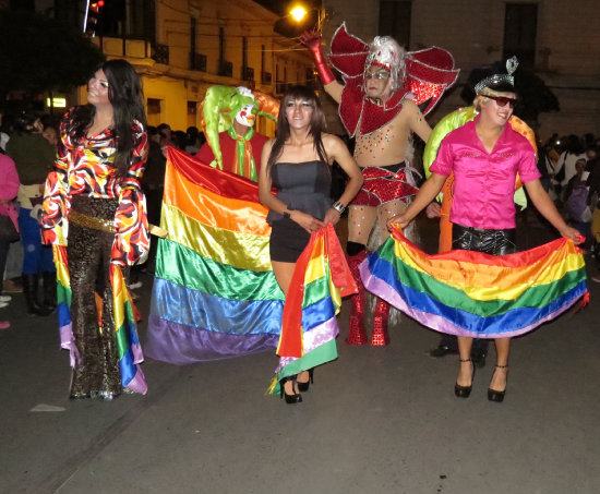 MARCHA. Los integrantes del colectivo TLGB recorrieron las calles portando la bandera multicolor y pregonando estribillos como 