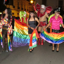 MARCHA. Los integrantes del colectivo TLGB recorrieron las calles portando la bandera multicolor y pregonando estribillos como 