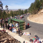 ACCIDENTE. El camin qued de costado luego de volcar por la imprudencia del conductor.