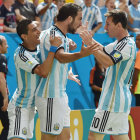 Gonzalo Higuan (c) festeja el gol junto a sus compaeros ngel Di Mara (i) y Lionel Messi; abajo, el belga Toby Alderweireld y el argentino Rodrigo Palacio luchan por un baln.