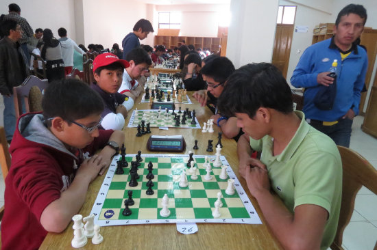 La competencia se desarrolla en la Villa Bolivariana; abajo, Osvaldo Zambrana jugando el torneo Blitz.