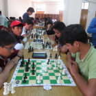 La competencia se desarrolla en la Villa Bolivariana; abajo, Osvaldo Zambrana jugando el torneo Blitz.