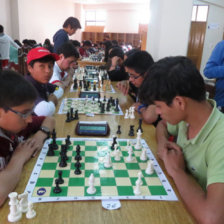 La competencia se desarrolla en la Villa Bolivariana; abajo, Osvaldo Zambrana jugando el torneo Blitz.