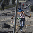 DISTURBIOS. Un manifestante palestino tira un cocktail Molotov en Gaza.