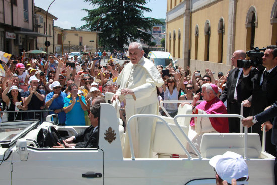 VISITA. El papa Francisco llega a la localidad italiana de Campobasso, ayer sbado.