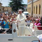 VISITA. El papa Francisco llega a la localidad italiana de Campobasso, ayer sbado.