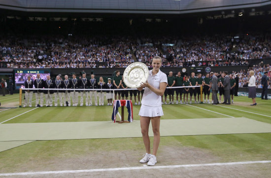 Petra Kvitova levanta el trofeo de ganadora del torneo de tenis de Wimbledon, uno de los ms prestigiosos del circuito.