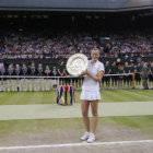 Petra Kvitova levanta el trofeo de ganadora del torneo de tenis de Wimbledon, uno de los ms prestigiosos del circuito.