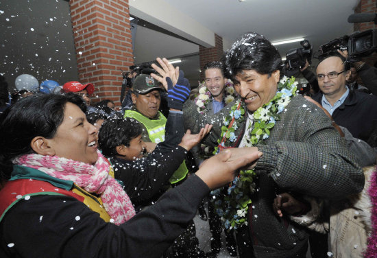 RECIBIMIENTO. El presidente Evo Morales junto al alcalde Mario Cronembold, en la entrega de una unidad educativa en Warnes, ayer.