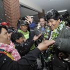 RECIBIMIENTO. El presidente Evo Morales junto al alcalde Mario Cronembold, en la entrega de una unidad educativa en Warnes, ayer.
