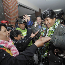 RECIBIMIENTO. El presidente Evo Morales junto al alcalde Mario Cronembold, en la entrega de una unidad educativa en Warnes, ayer.