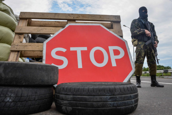 REBELDES. Un miliciano separatista ucraniano hace guardia cerca de un puesto de control próximo a la ciudad de Lugansk.