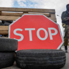 REBELDES. Un miliciano separatista ucraniano hace guardia cerca de un puesto de control próximo a la ciudad de Lugansk.