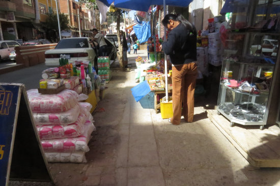 INCÓMODAS. La Municipalidad tampoco retira a los comerciantes de las aceras.