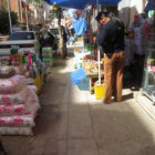 INCÓMODAS. La Municipalidad tampoco retira a los comerciantes de las aceras.