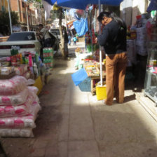 INCÓMODAS. La Municipalidad tampoco retira a los comerciantes de las aceras.
