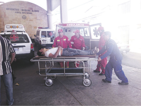 ACCIDENTE. Un paciente fue auxiliado a emegencias por efectivos de Bomberos.