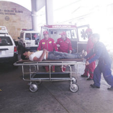 ACCIDENTE. Un paciente fue auxiliado a emegencias por efectivos de Bomberos.