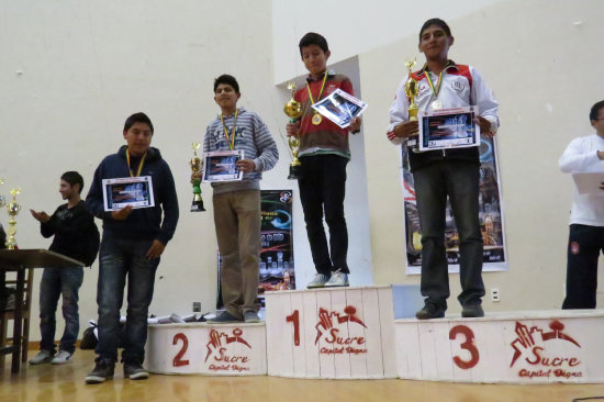 El cruceño Pinto celebra con los capitalinos López (2do) y Benavidez (3ro).