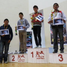 El cruceño Pinto celebra con los capitalinos López (2do) y Benavidez (3ro).