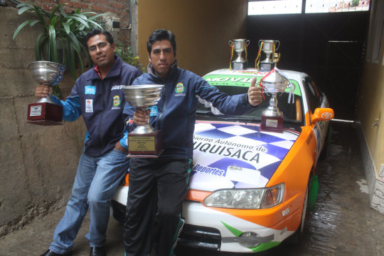 Gustavo (i) y Rolando Rojas sufrieron golpes y algunos cortes.