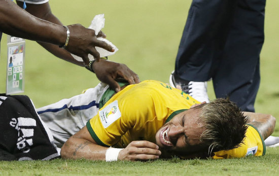 El delantero brasileño sufrió una lesión vertebral, en el partido que su selección disputó con Colombia, el viernes pasado.