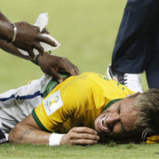 El delantero brasileño sufrió una lesión vertebral, en el partido que su selección disputó con Colombia, el viernes pasado.