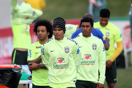 Los jugadores de Brasil Marcelo (i), Thiago Silva (c) y Paulinho, en el entrenamiento de ayer.