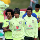 Los jugadores de Brasil Marcelo (i), Thiago Silva (c) y Paulinho, en el entrenamiento de ayer.