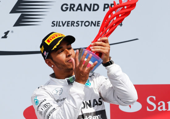 El piloto británico celebra con su trofeo en el podio de Silverstone.