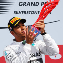 El piloto británico celebra con su trofeo en el podio de Silverstone.